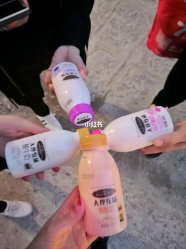 张嘉倪陈紫函,欧阳娜娜喝酸奶