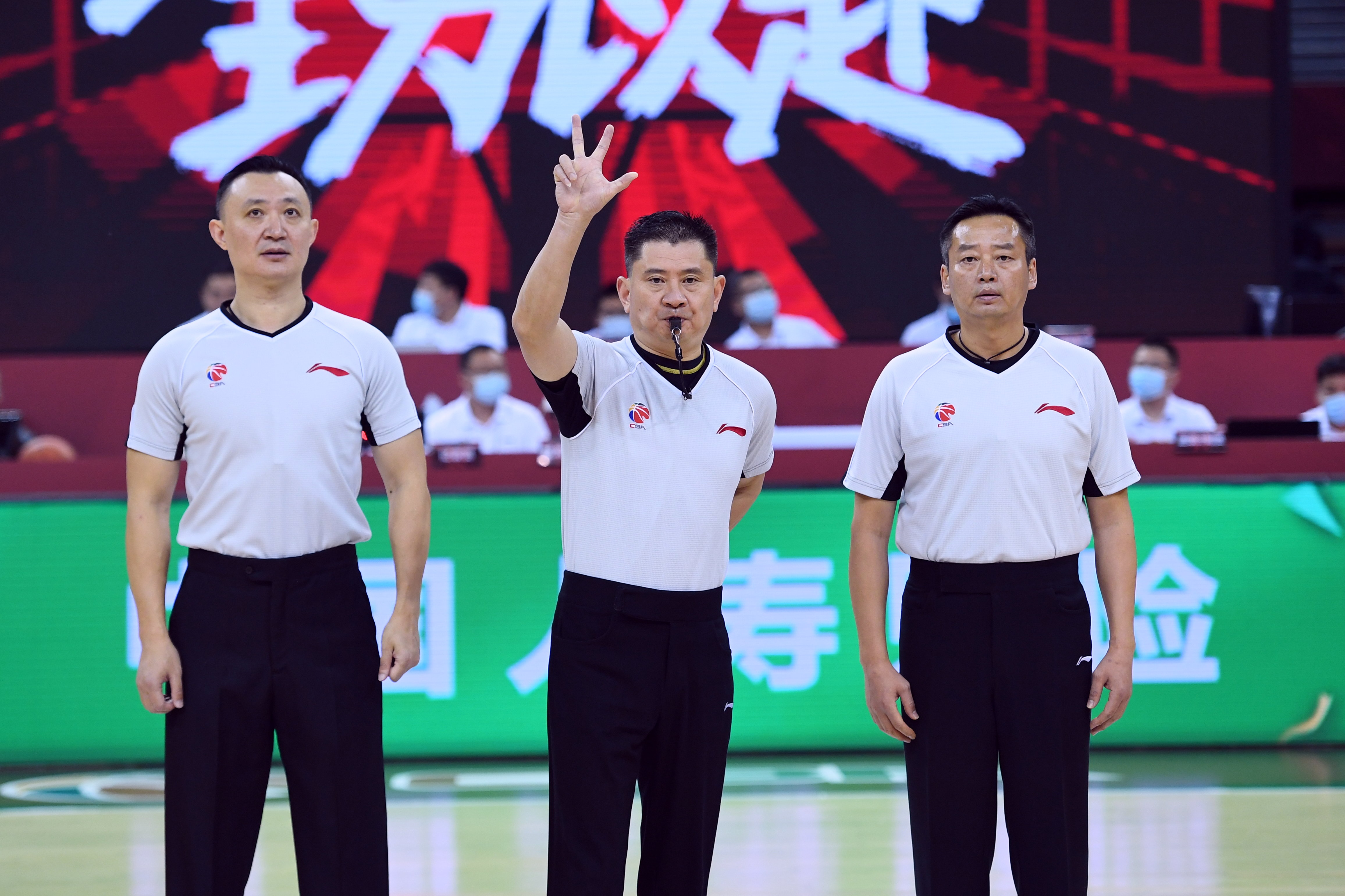 王哲林踩线1.99秒,cba技术犯规王哲林