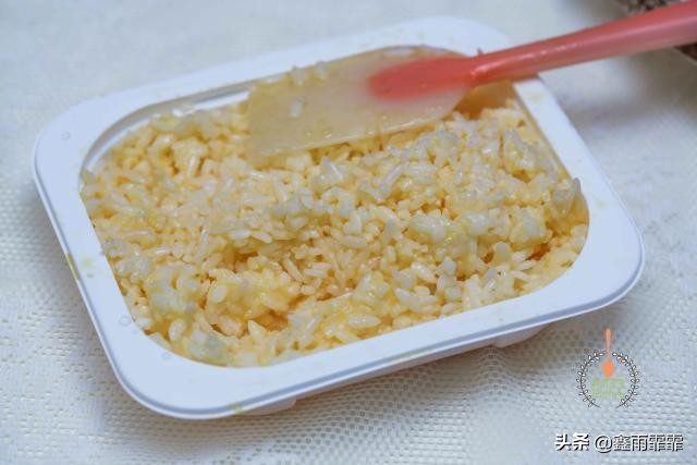 女儿最近迷上了美食,女儿喜欢吃汉堡