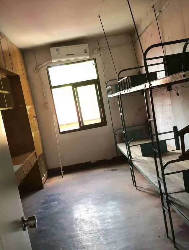 心态有点“崩”！大一才开学，宿舍环境“很差”，怎么办？