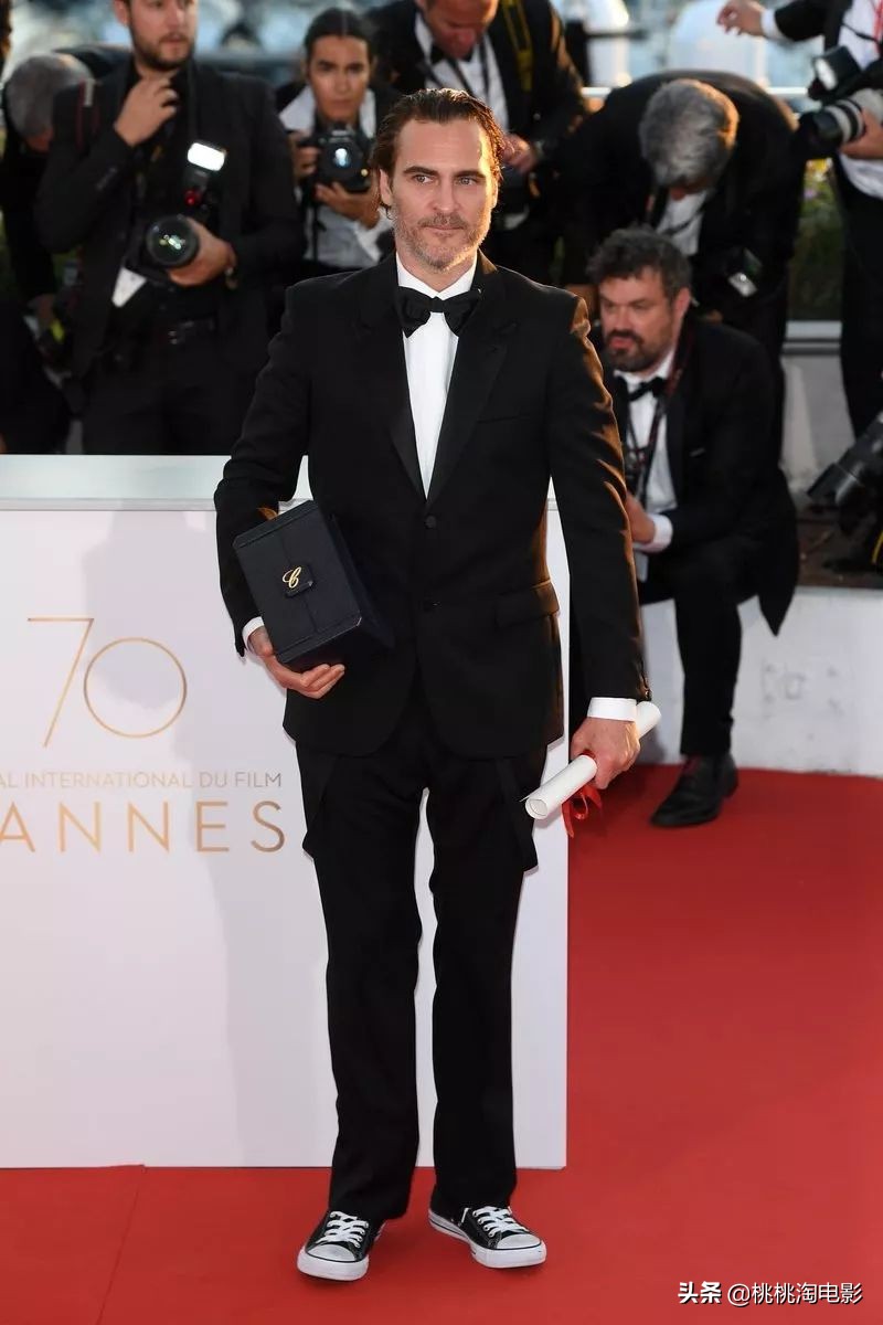 组图：爱穿匡威的男孩“小丑”华金·菲尼克斯《名利场》写真