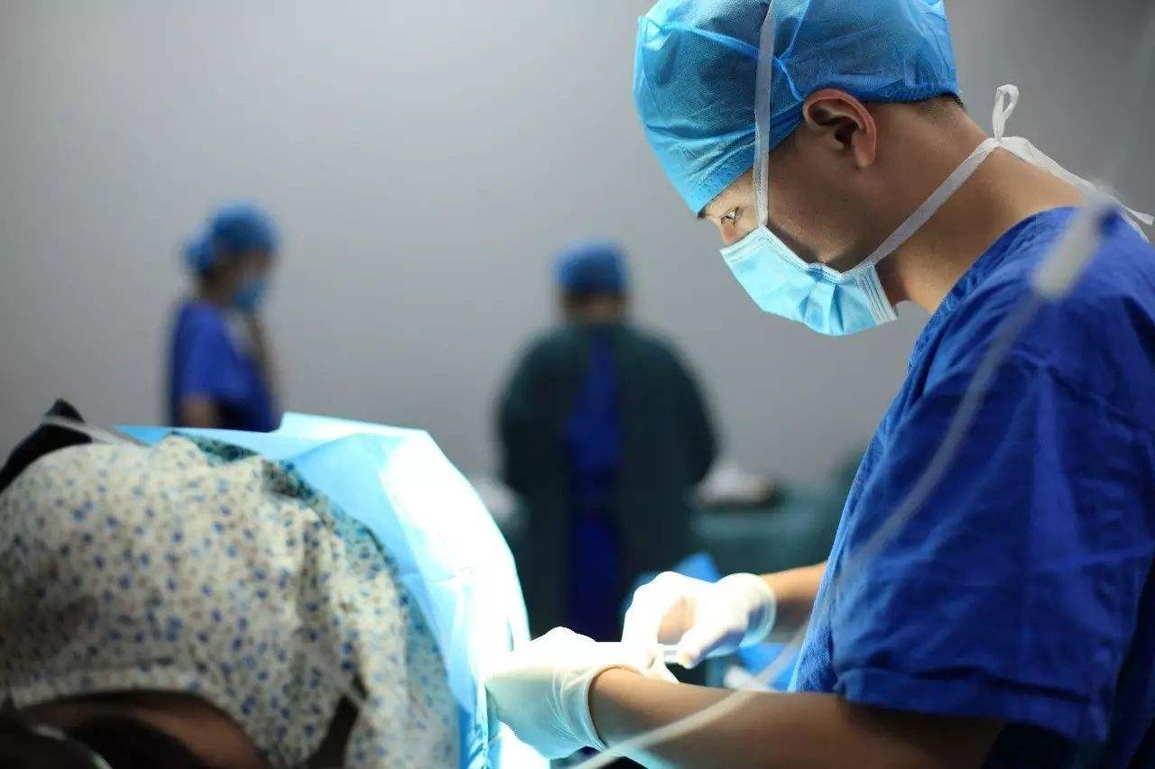 剖腹产手术把子宫拿出来,剖腹产手术需要从子宫取出胎儿吗