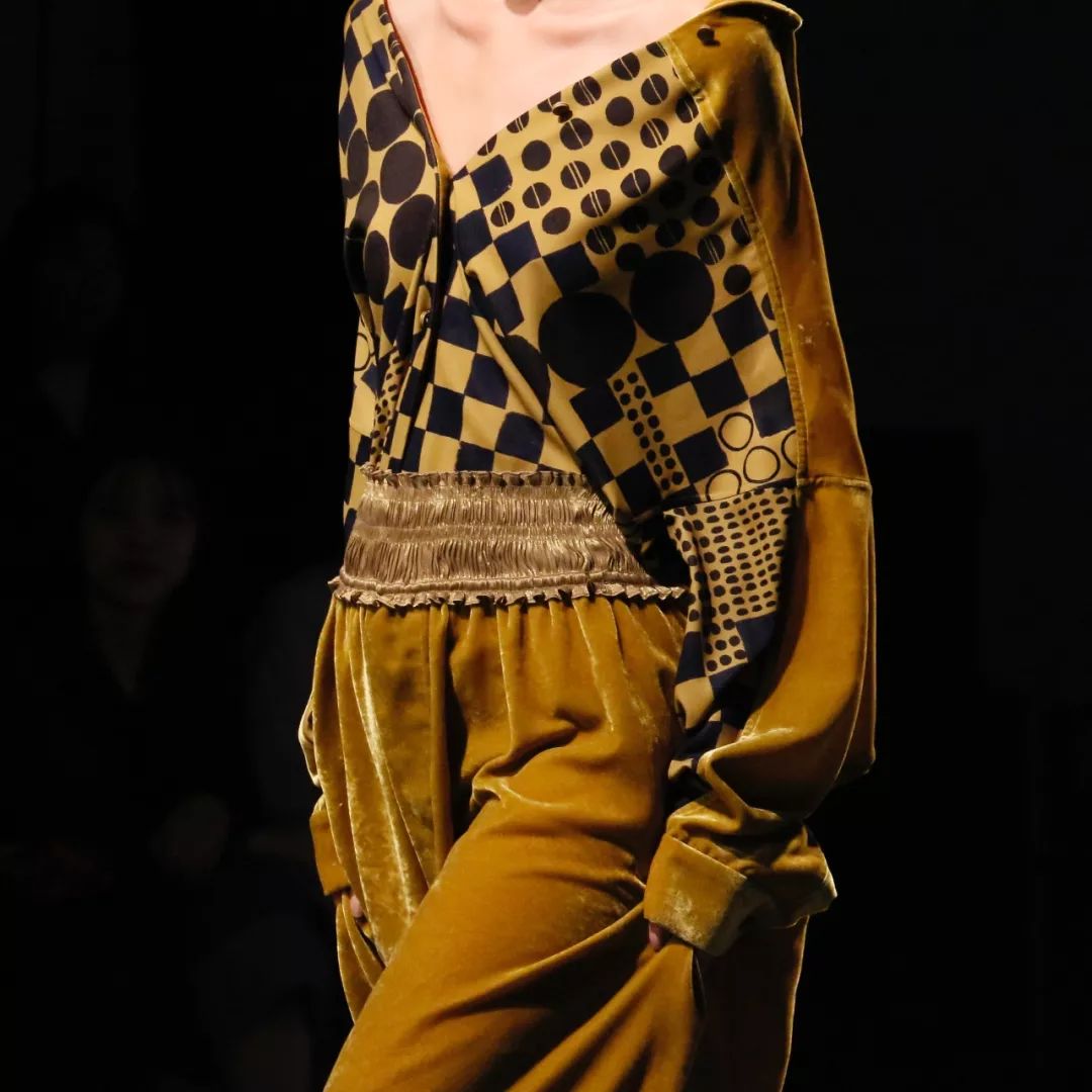 “我要花光我的工资买丝绒”x3遍