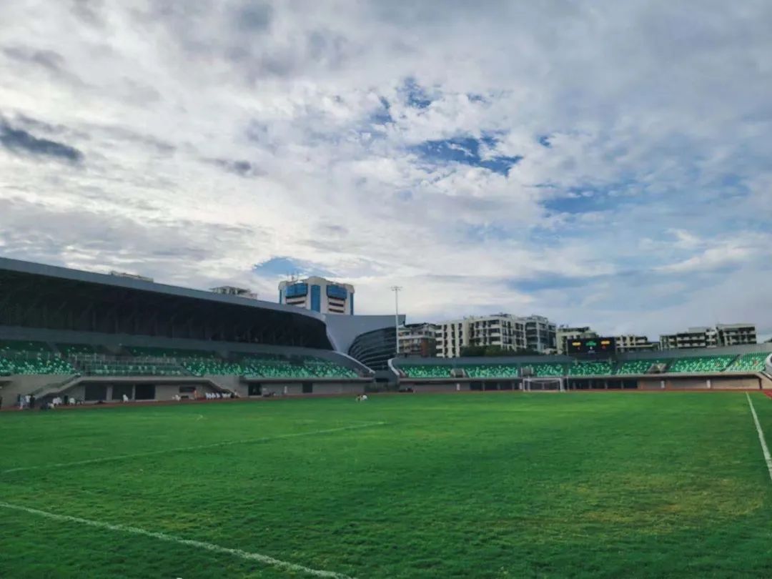 在足球场上感受到快乐,在人民广场上踢球