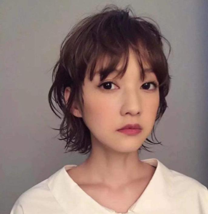 都已经2021年了，就放弃老气的“内扣”吧，“蛋卷烫”才更高级