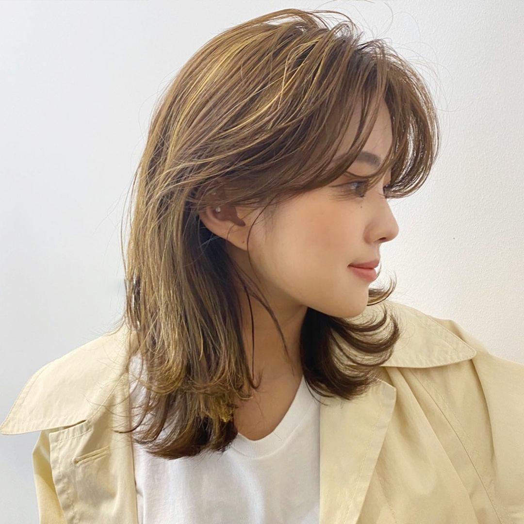 女生流行发型中长卷发图片,2022流行中长卷发免打理