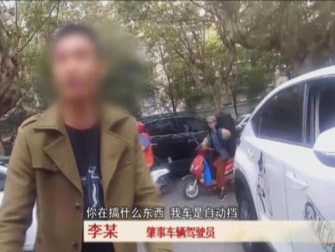两车发生事故男子狂拉车门,路怒男超车后紧急刹车酿惨剧