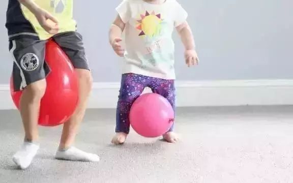 九个月亲子互动小游戏锻炼大脑,不出门在家玩的亲子小游戏