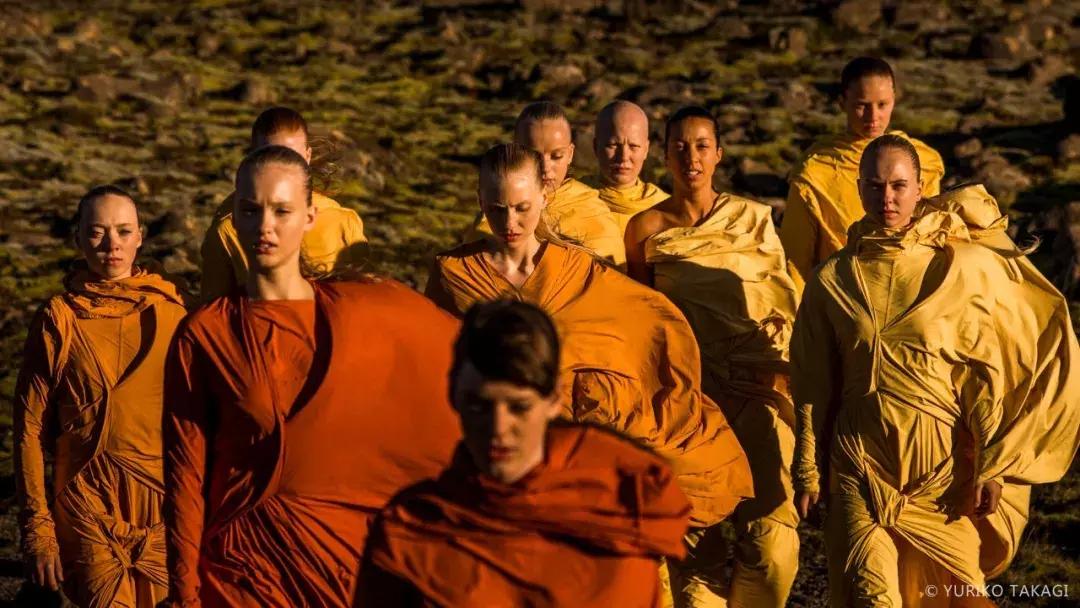 25年前,一个日本人带着天价衣服到中国,给西北人拍了一批硬照