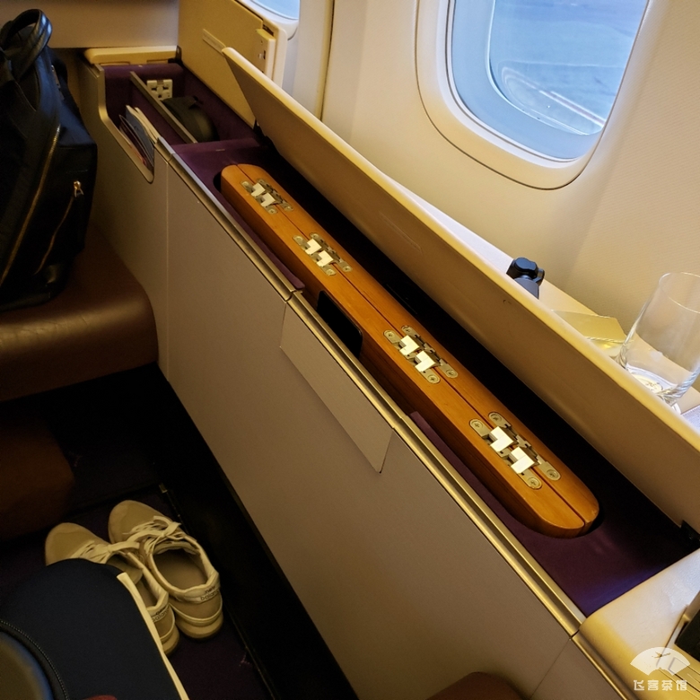 打卡泰航波音747头等舱，贴心空姐疯狂投喂，大龙虾鱼子酱吃到撑