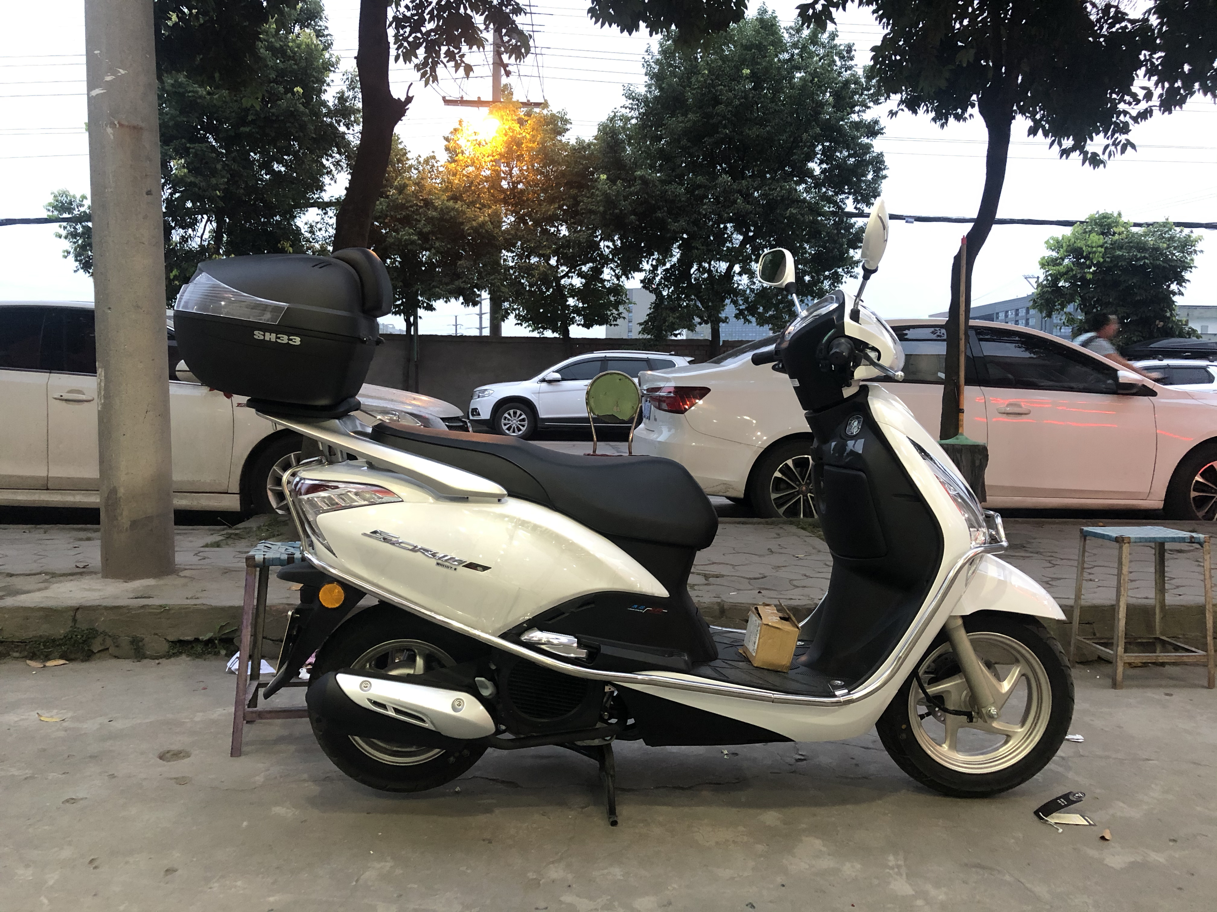 关于新手小白如何避坑买摩托车,摩托车与小车路怒