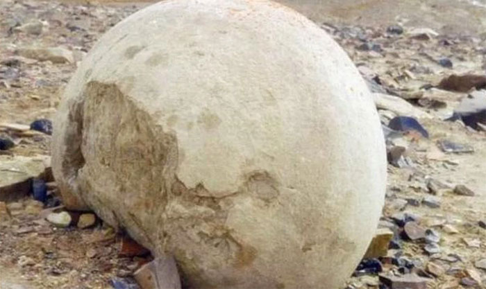 新疆惊现神秘石球,新疆出现神秘石球