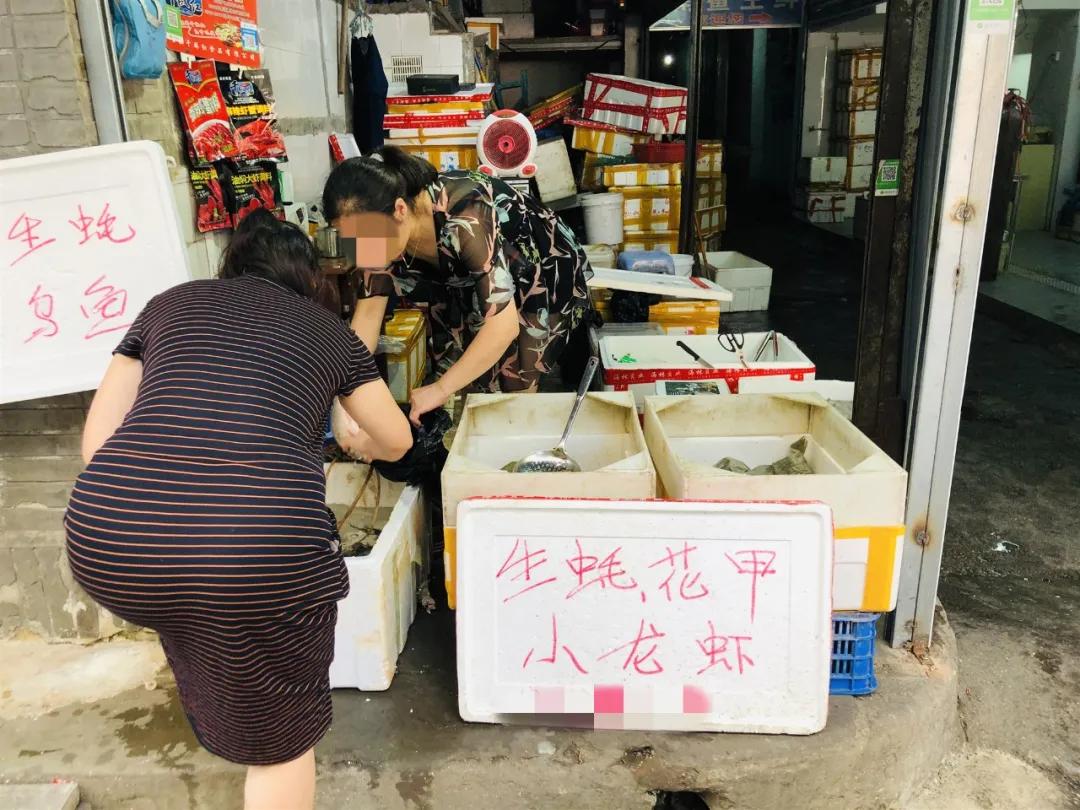 重庆这个24层没有电梯的高楼！直逼40℃的天气仍然有人前来打卡