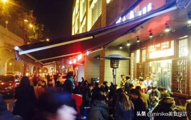 排队两个小时才吃上火锅,排队两小时也要吃到的烤鱼