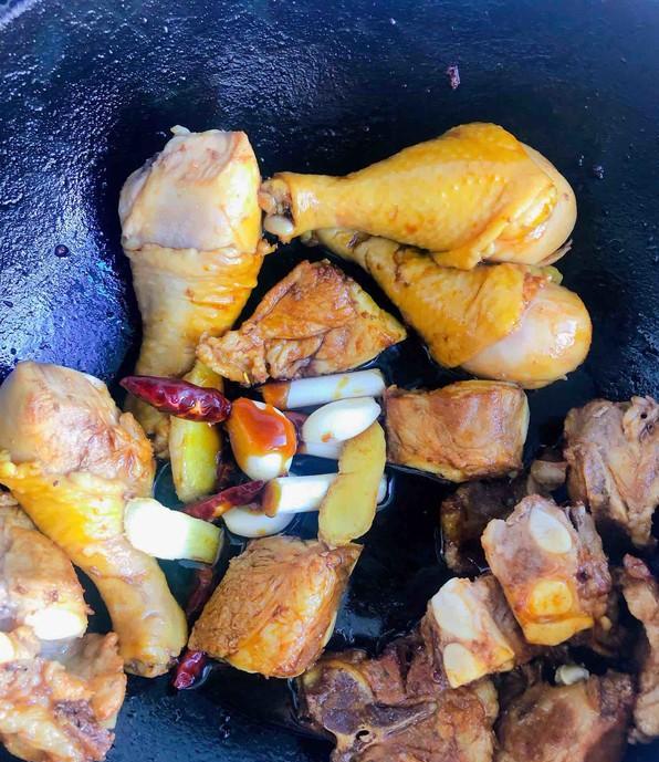 炖排骨时有人先焯水有人直接炖,炖排骨之前需不需要把肉先炒一下