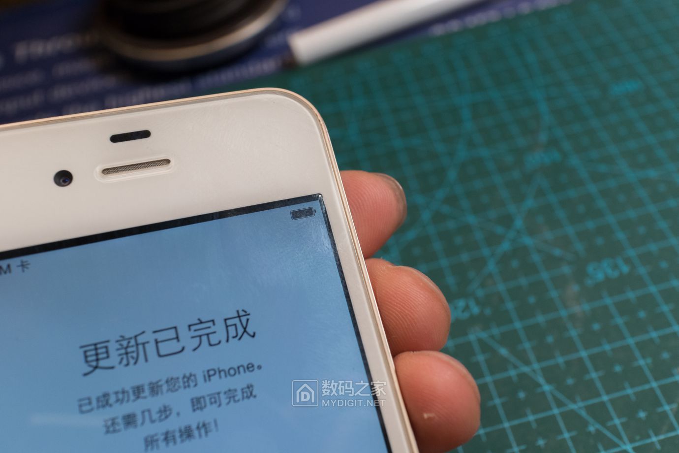 把未拆封的iphone4做成标本,iphone4被做成标本