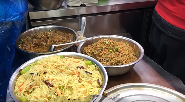 大妈街边卖良心汤,大妈在街边卖10元自助餐