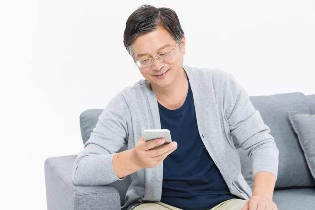 朋友问借钱你能借多少怎么回答,别人向你借钱时别急着问借多少