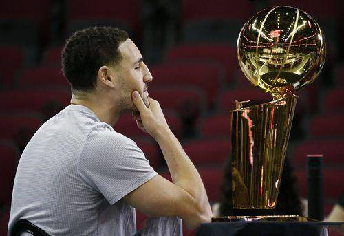 啾~~~pia,被我“射”中腿了，你两年打不了球