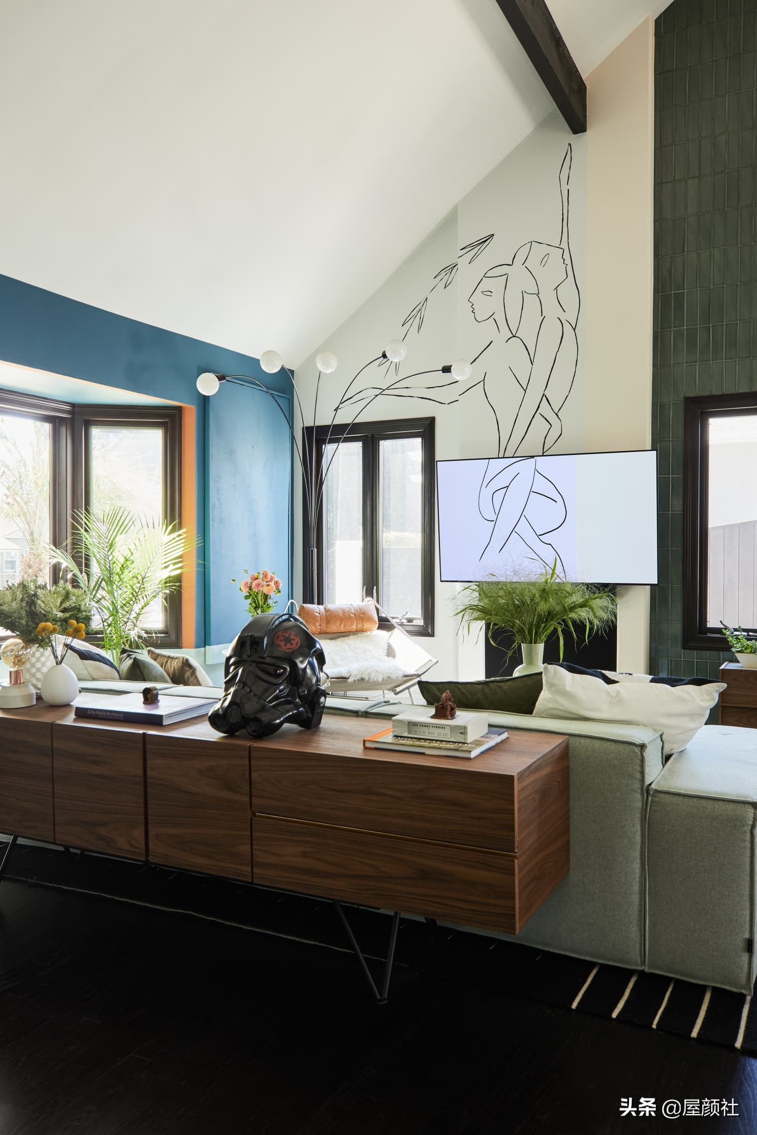 好莱坞明星詹妮娜的豪宅曝光。混搭复古，大胆涂色，居然还配秋千