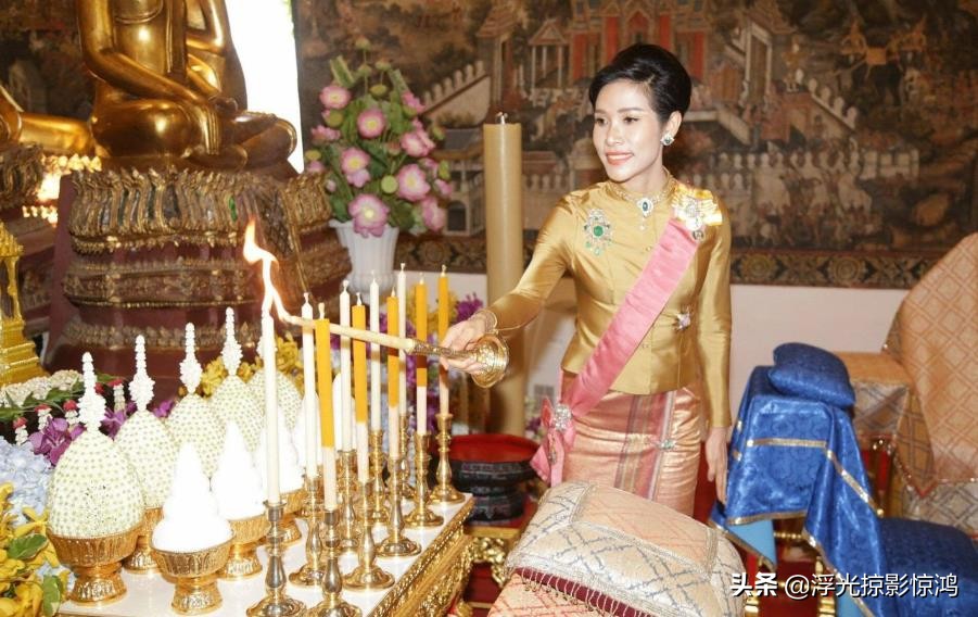 诗妮娜荣宠太甚，佩戴的宫廷绿宝石首饰，王太后诗丽吉都不曾碰过