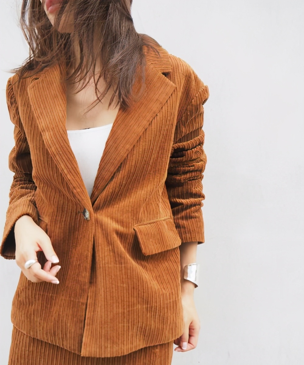 灯芯绒突然又流行了,百搭好穿的灯芯绒