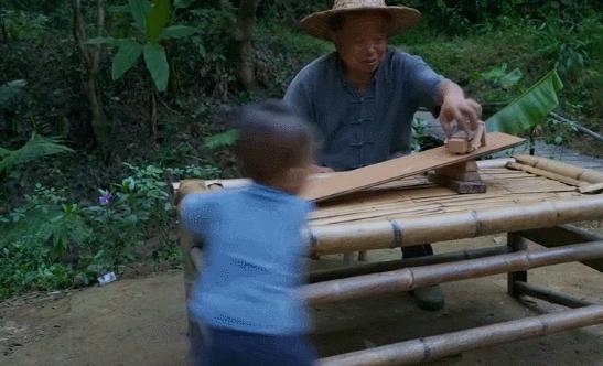 中国大爷徒手制作神器,中国功夫惊呆外国人徒手劈大理石