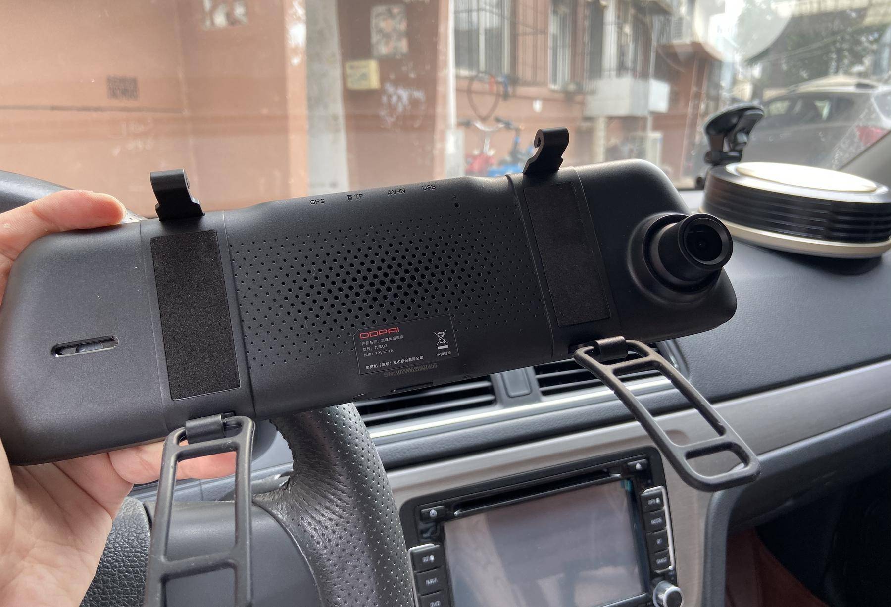 安装后视镜标准化操作,加装流媒体后视镜的安装操作方法