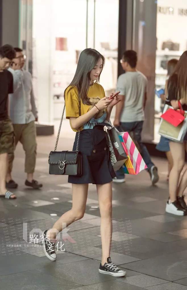 轻奢300-500价位的女生包包,20岁女生适合的轻奢包包