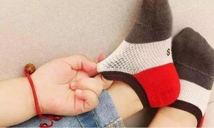 孩子为什么喜欢脱袜子,为什么孩子喜欢脱袜子