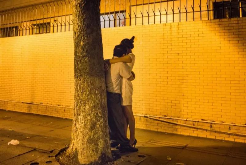 他用20年,拍下了流水线上的一代“打工人”