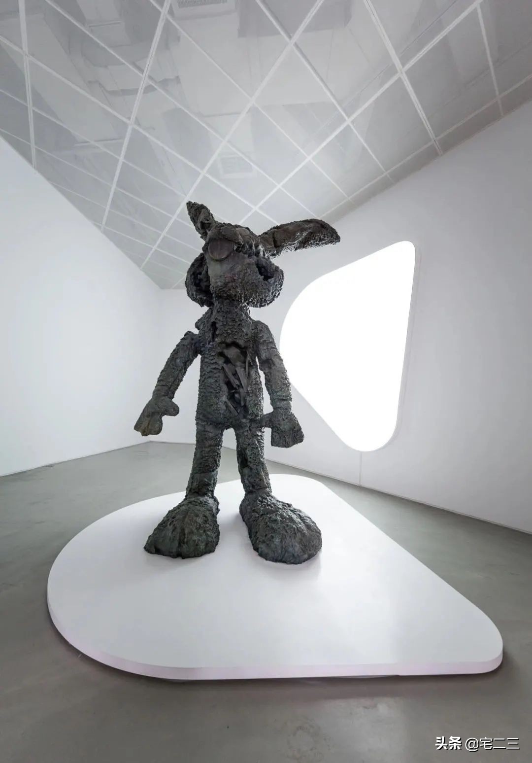 从KAWS、村上隆到草间弥生,为什么潮玩艺术也进军家居界了?