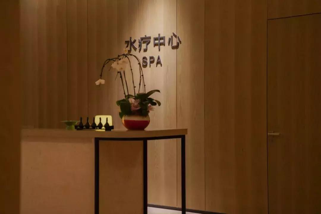 睡进这间藏身青山湖边的理想酒店，一起探寻临安城的悠居岁月~