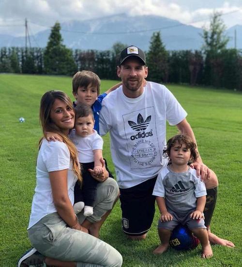 c罗的老婆vs梅西的老婆哪个更漂亮,c罗和梅西谁的老婆更低调