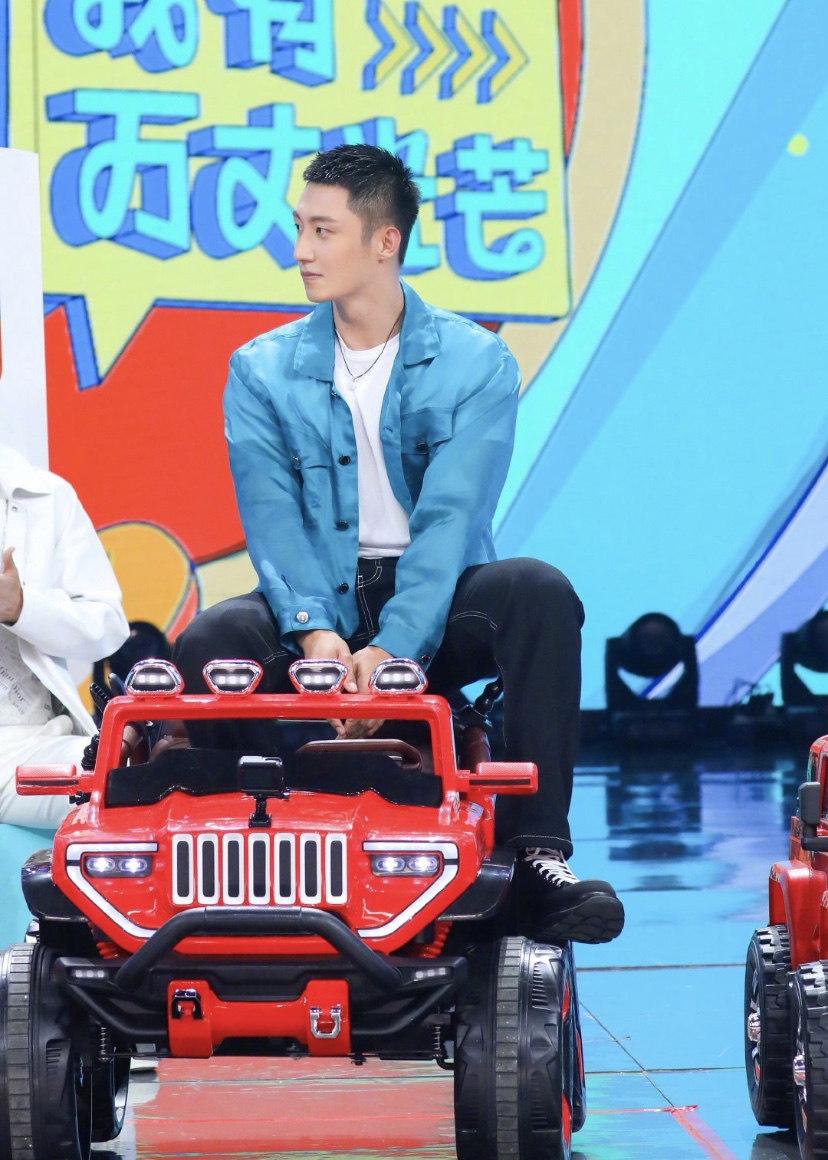 黄景瑜参加宣传黑色外套工装裤,黄景瑜休闲装照片