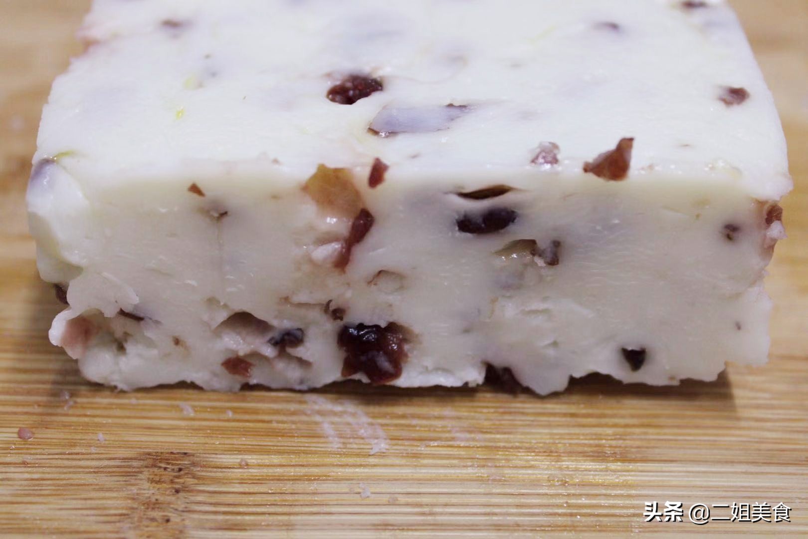 两袋牛奶倒进锅里,两袋牛奶放几勺白凉粉