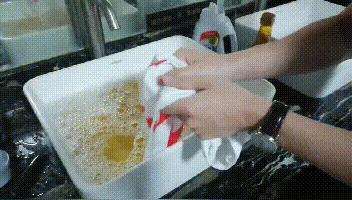 为什么衣服洗完总是有一股馊味,怎样洗汗臭味衣服才更干净