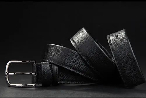 小时候爸爸抽皮带,孩子不听话爸爸拿皮带抽