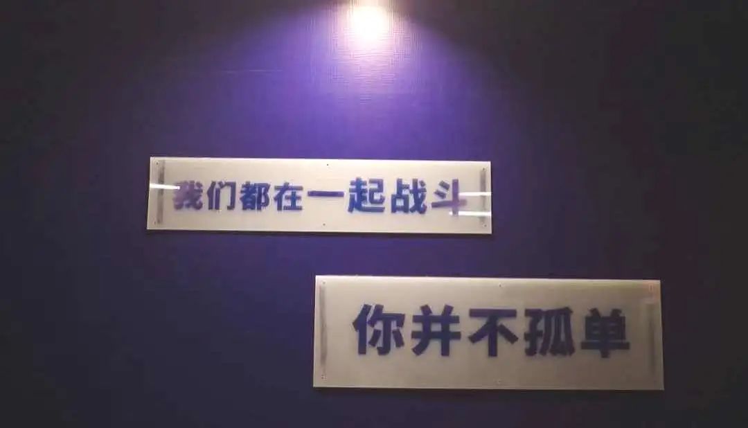 在家看*片A**被老妈撞见，她反手就带我去了个“18禁”场所