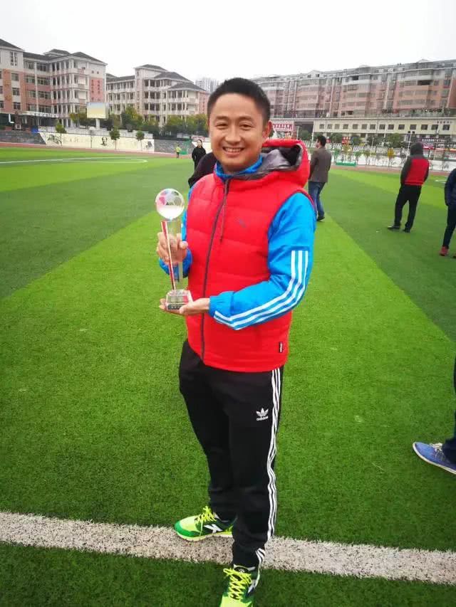 做校园足球的“中场组织者”体育老师陈新