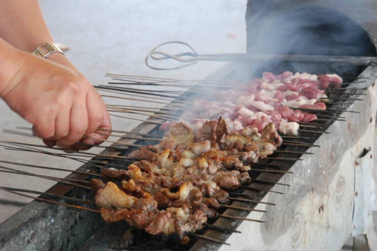 街道边五块钱一串的羊肉串靠谱吗,街边羊肉串10块5串是真的吗