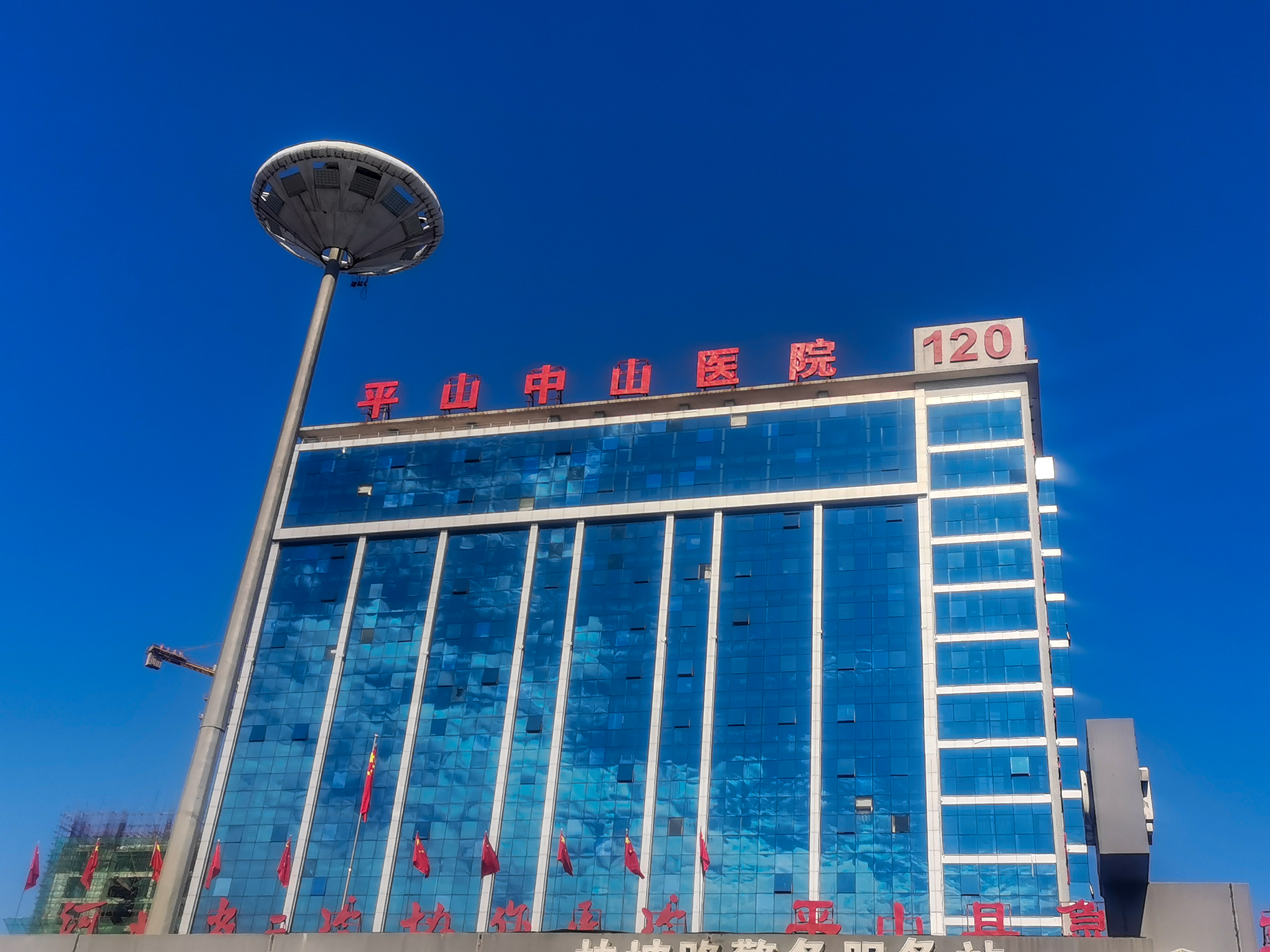 河北通勤车坠河救援进展,河北通勤车坠河事件