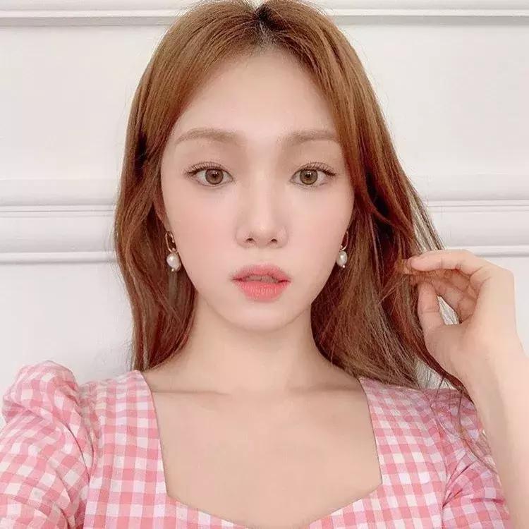 夸张发色弄什么造型,夸张的发色适合什么衣服