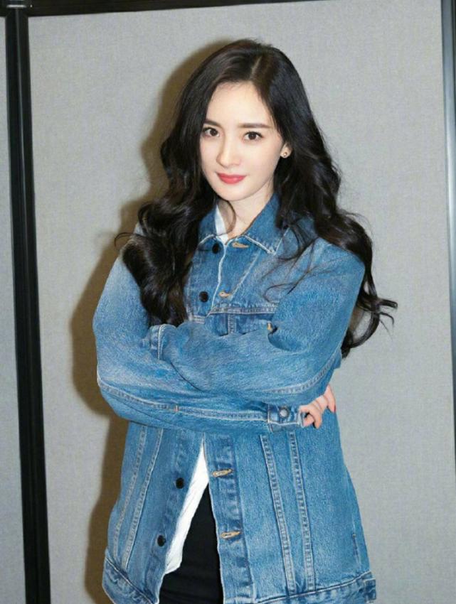 气质女神范轻熟风炸街牛仔外套,女神们牛仔外套这样穿