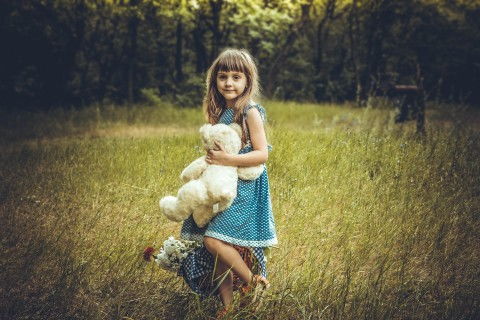 15岁女孩被绑架上演教科书般自救,富婆被绑架上演教科书自救