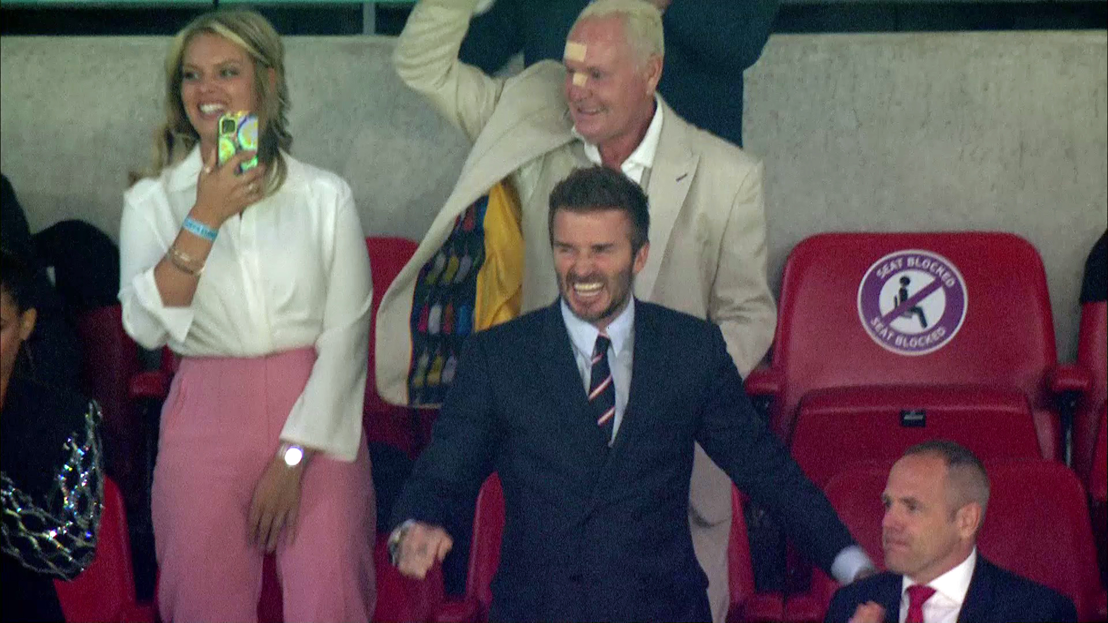 英格兰2:1丹麦,英格兰vs丹麦2-1英国球迷