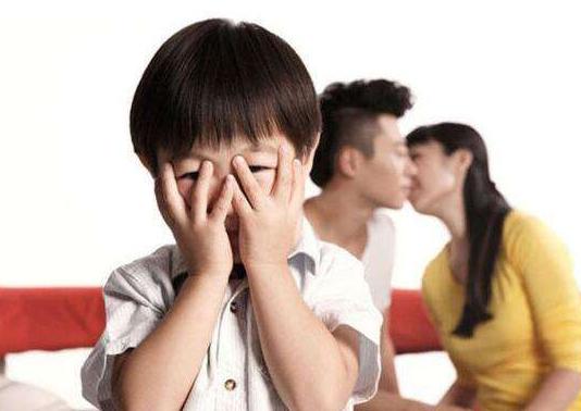 艺术家的“裸体行为艺术”表演，引一观众不满：对于孩子是场灾难