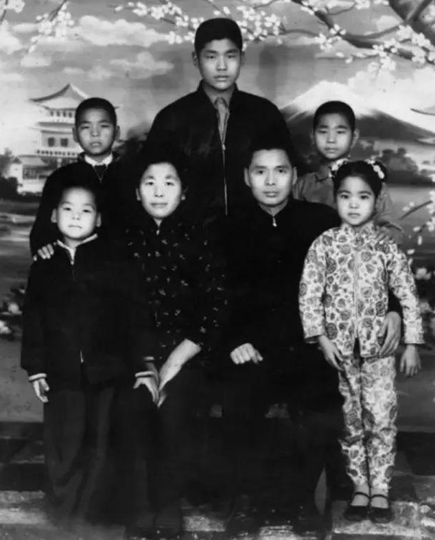 邓丽君一人一首成名,邓丽君年轻时唱歌