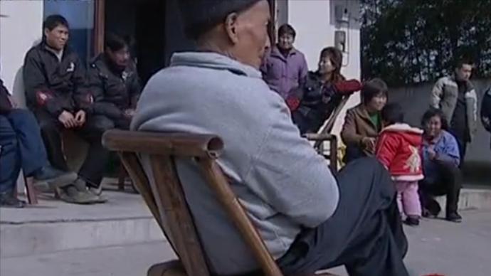 老人突然人体自燃烧成灰,老人自燃真实视频