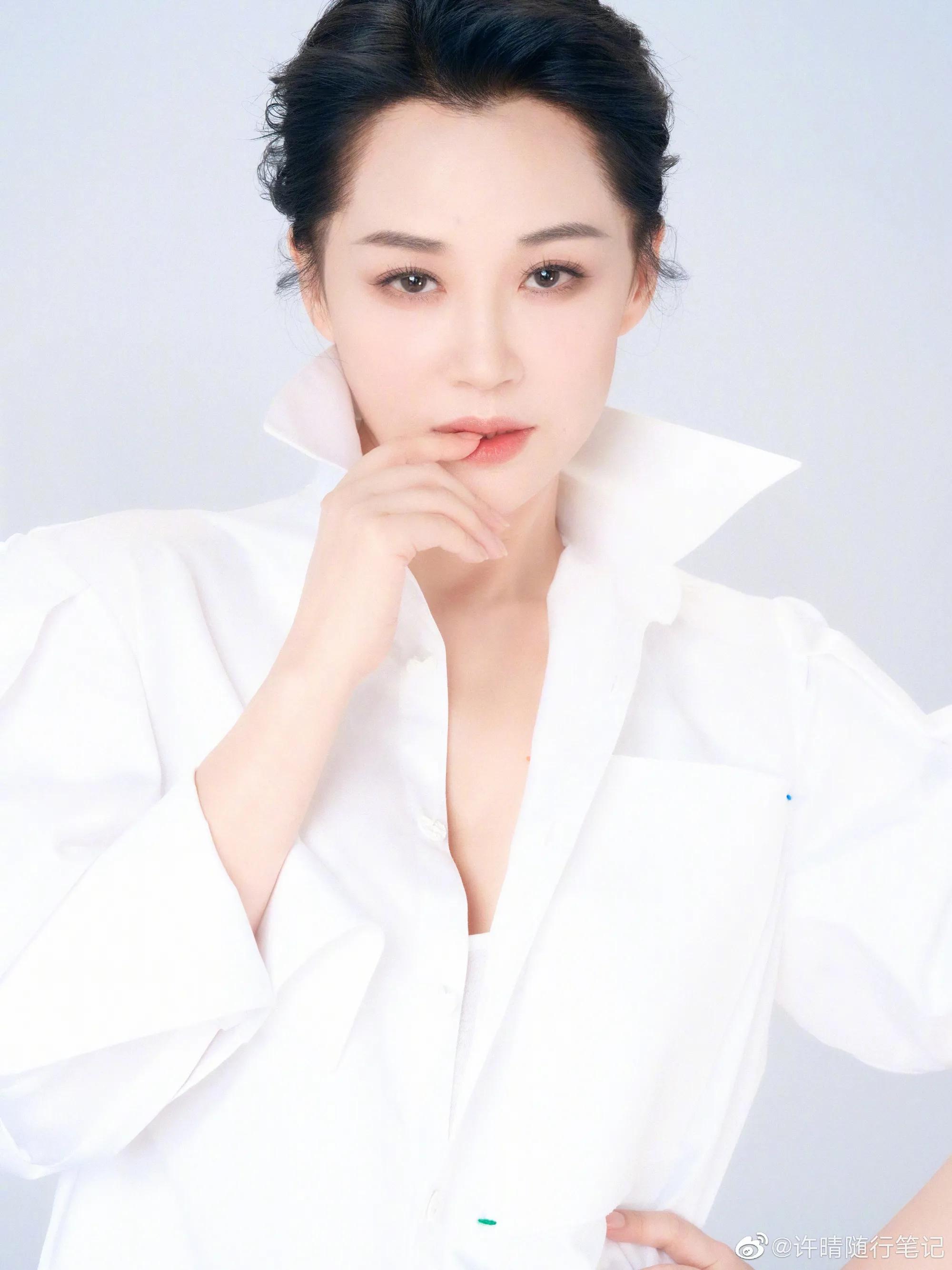 “京圈公主”猎男记：从不跟穷人恋爱，52岁为何至今未婚？